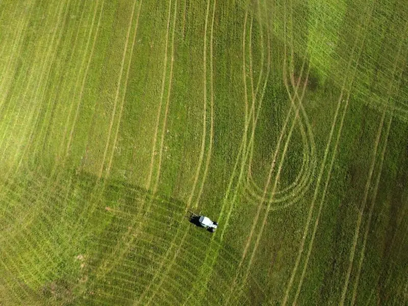 Traktor auf grünem Feld