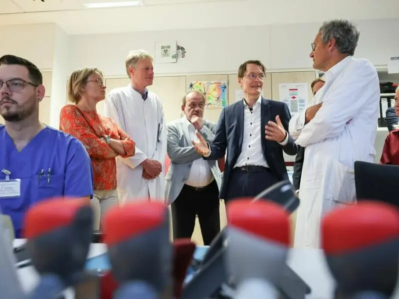 Bundesgesundheitsminister Lauterbach besucht Krankenhaus