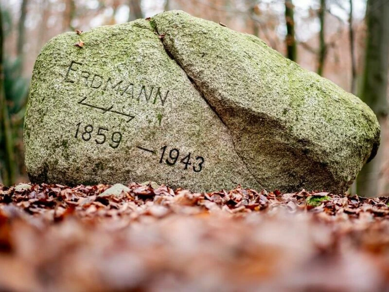 Der Grabstein von Oberförster Friedrich Erdmann