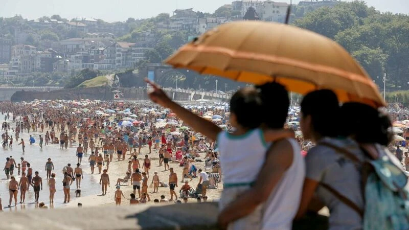 Touristen am Strand in San Sebastian