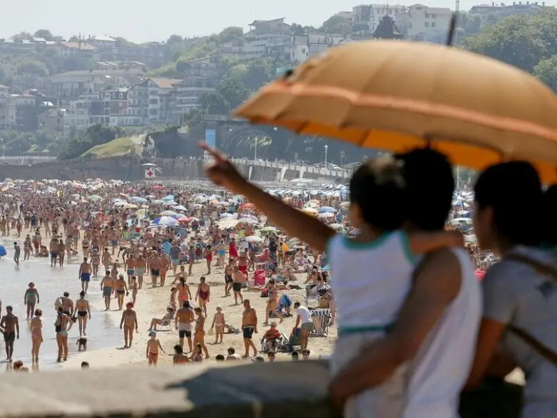 Touristen am Strand in San Sebastian