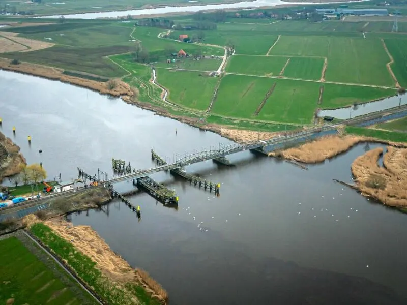 Hilfsbrücke bei Elsfleth in Betrieb