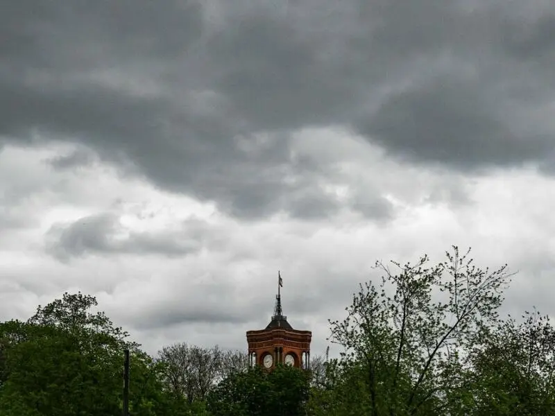 Wolken über dem Roten Rathaus
