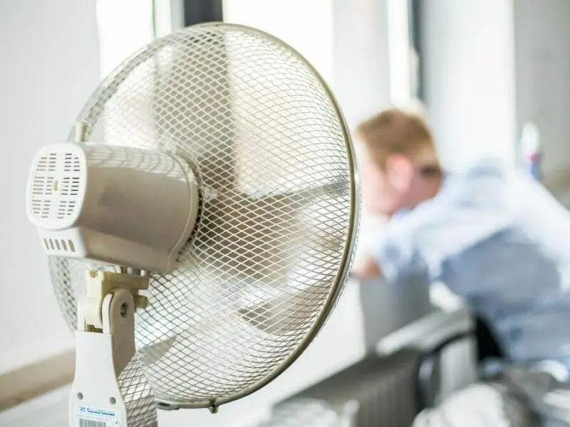 Ein Ventilator steht in einem Büro