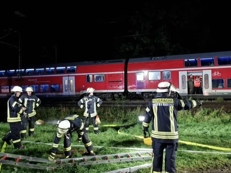 Zug evakuiert in Apen - Baum fällt auf Oberleitung