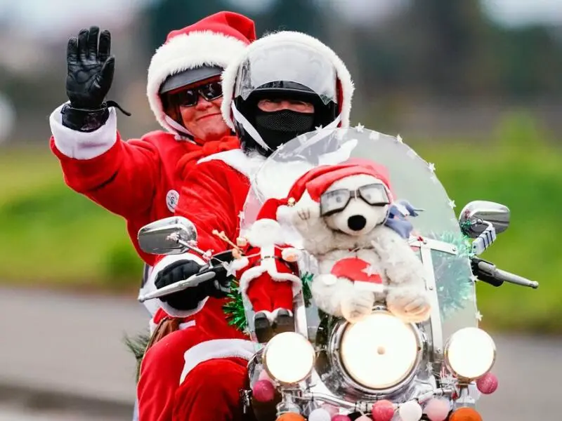 Motorrad fahrende Weihnachtsmänner