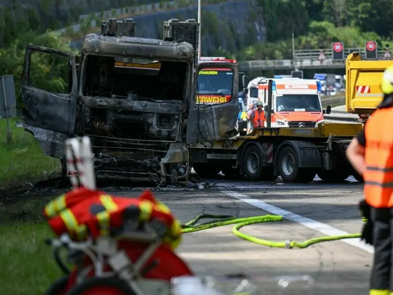 Brennender Lkw auf der Autobahn 7 - stundenlange Sperrung