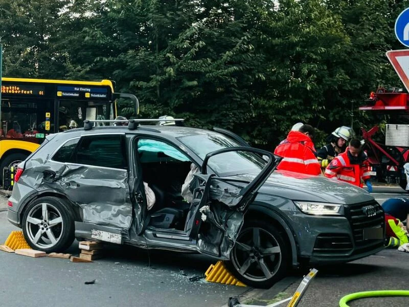 Bus stößt mit Auto zusammen