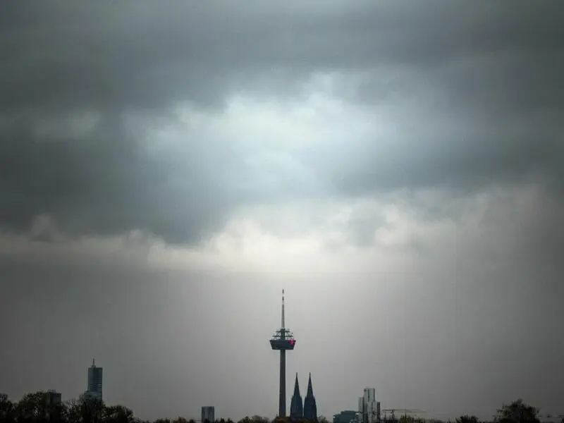 Wolken ziehen über Köln