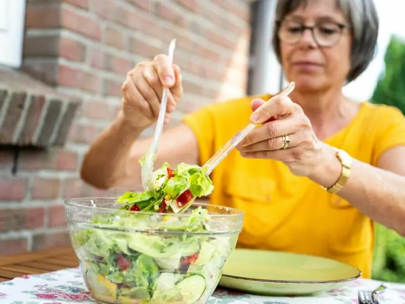 Eine Frau ist Salat