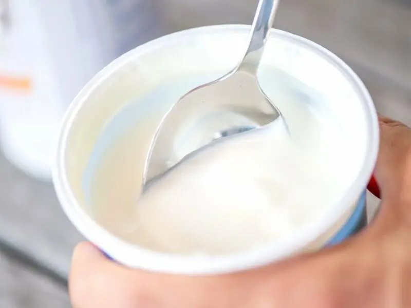 Naturjoghurt in einem Becher