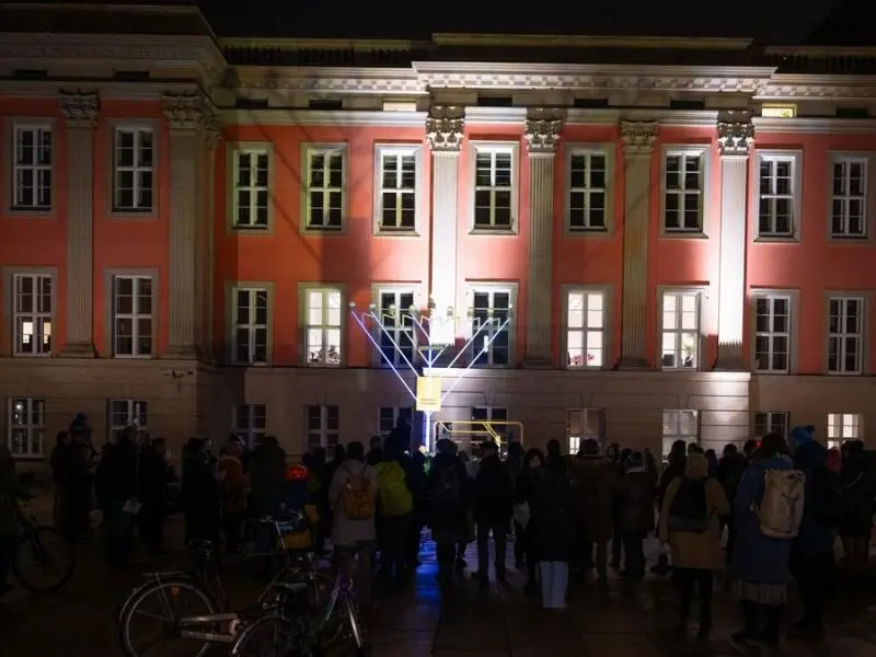 Erstes Licht das des Chanukka-Leuchters vor dem Landtag