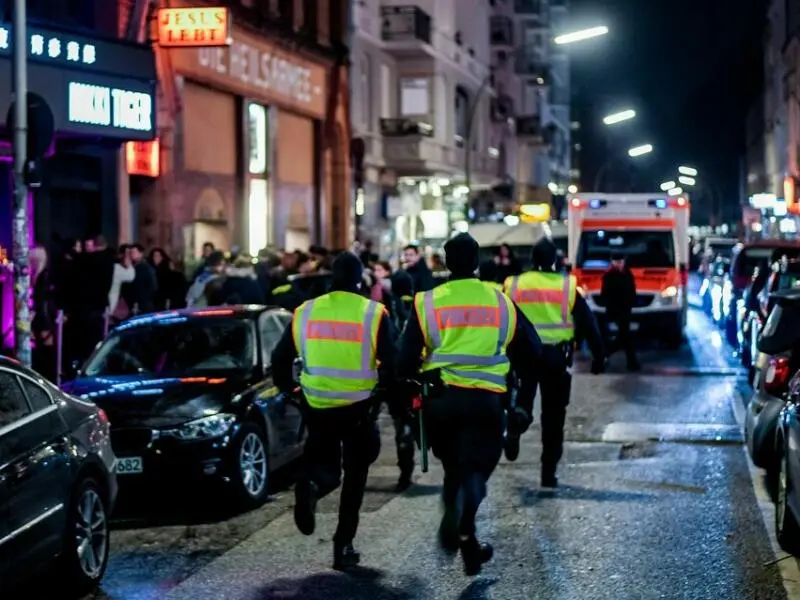 Polizisten in der Hamburger Talstraße