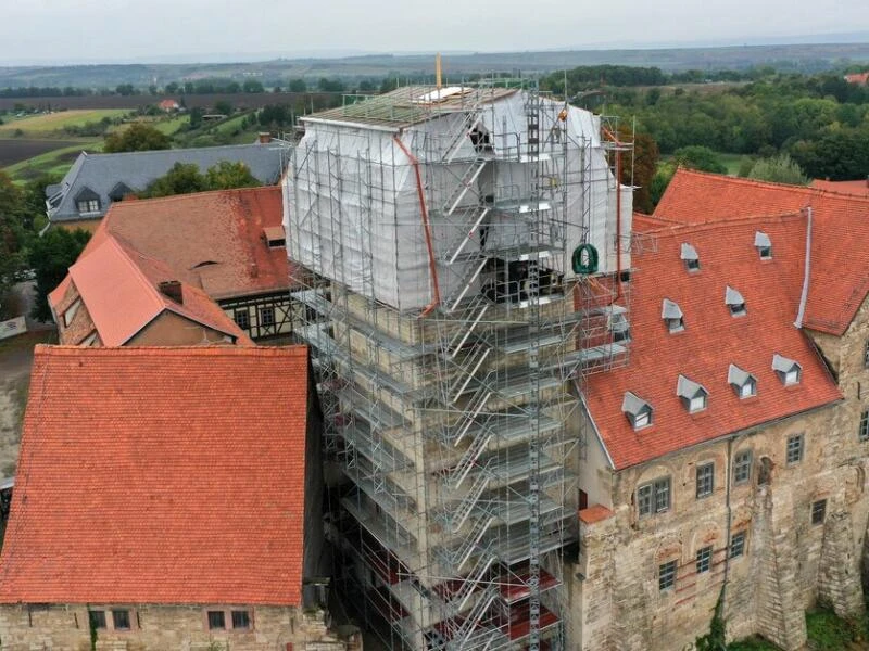 Richtfest für Turmhaube der Burg Weißensee