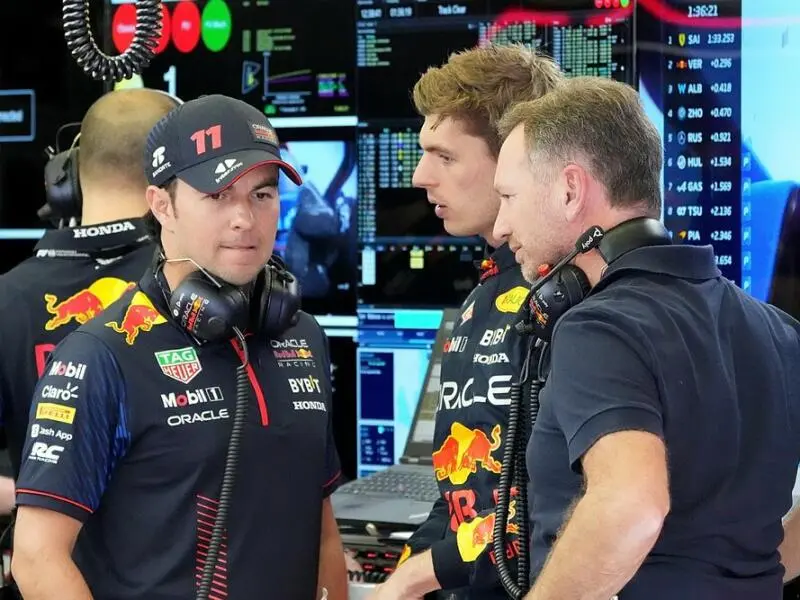 Sergio Pérez (l), Max Verstappen (m) und Christian Horner (r)