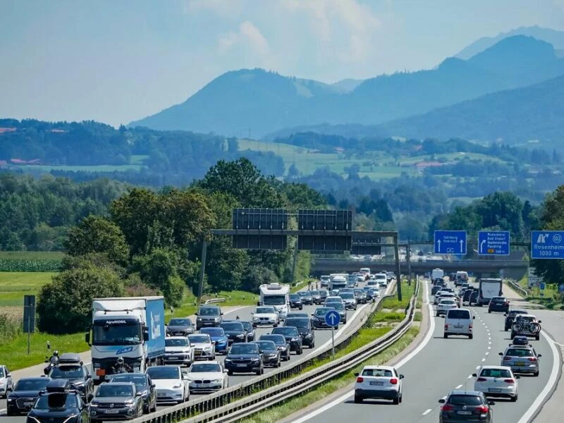 Dichter Verkehr auf der A8 bei Rosenheim