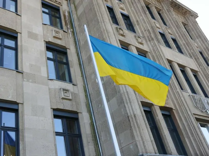 Ukrainische Flagge vor Staatskanzlei in Düsseldorf