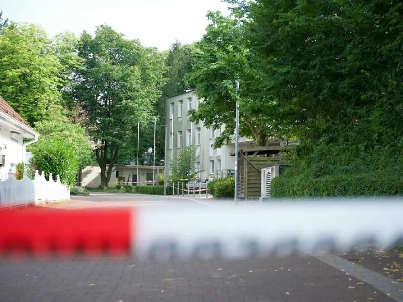 Lehrkraft auf Parkplatz niedergestochen