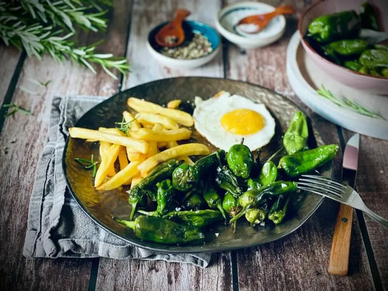 «Pimientos fritos con huevos y patatas»