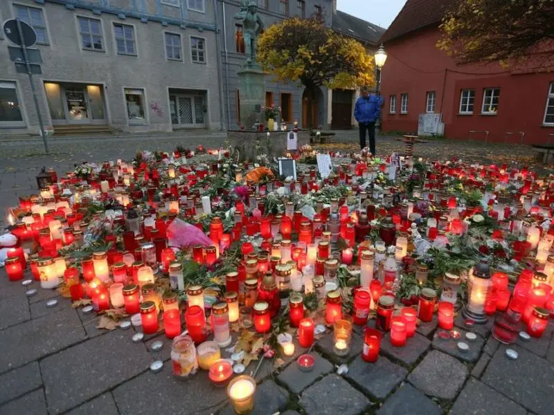 Kerzen in Erinnerung an eine 14-Jährige in Aschersleben