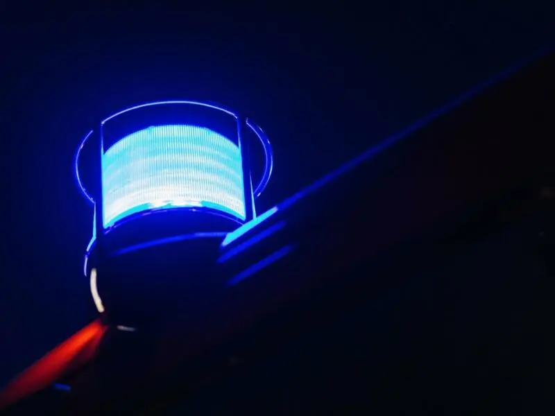 Ein Blaulicht leuchtet auf dem Dach eines Feuerwehrfahrzeugs