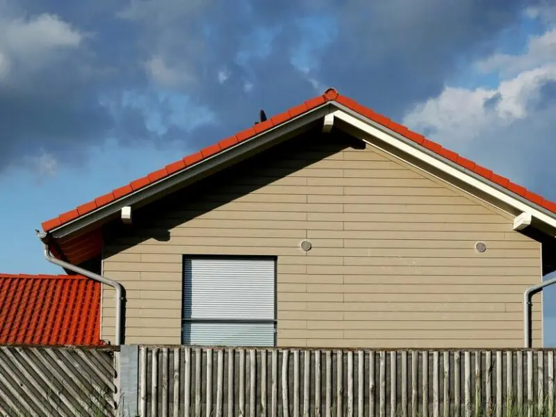 Ein Einfamilienhaus in einer Wohnsiedlung