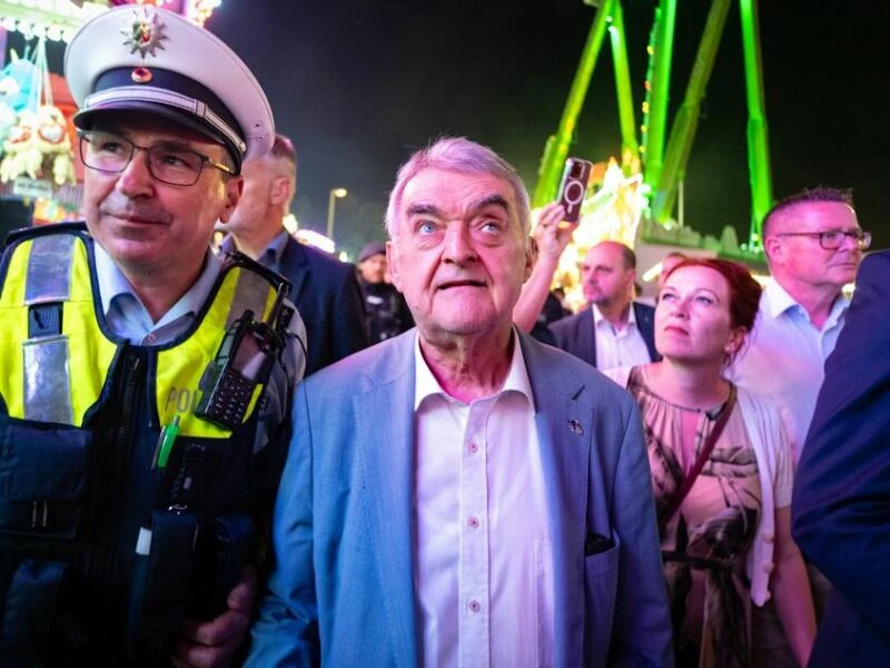 NRWs Innenminister Reul beim «Pützchens Markt» in Bonn