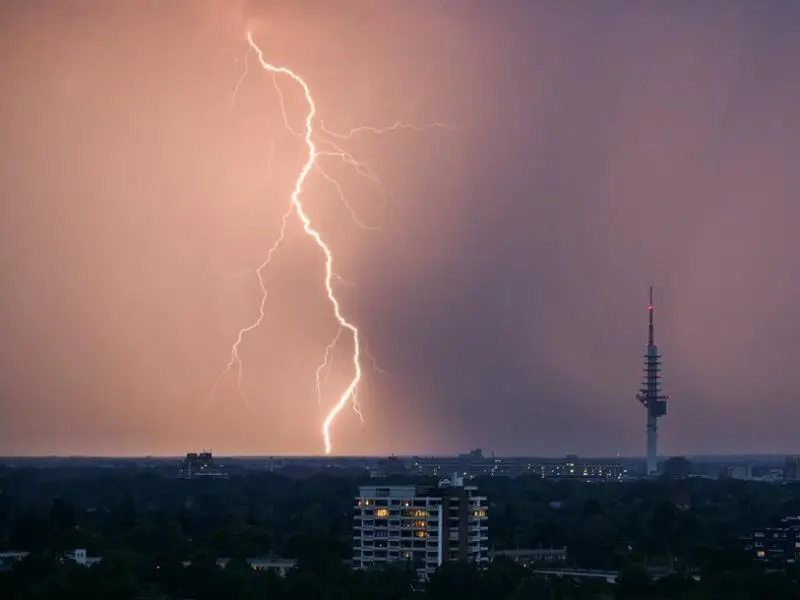 Ein Blitz entlädt sich während eines Gewitters über Hannover