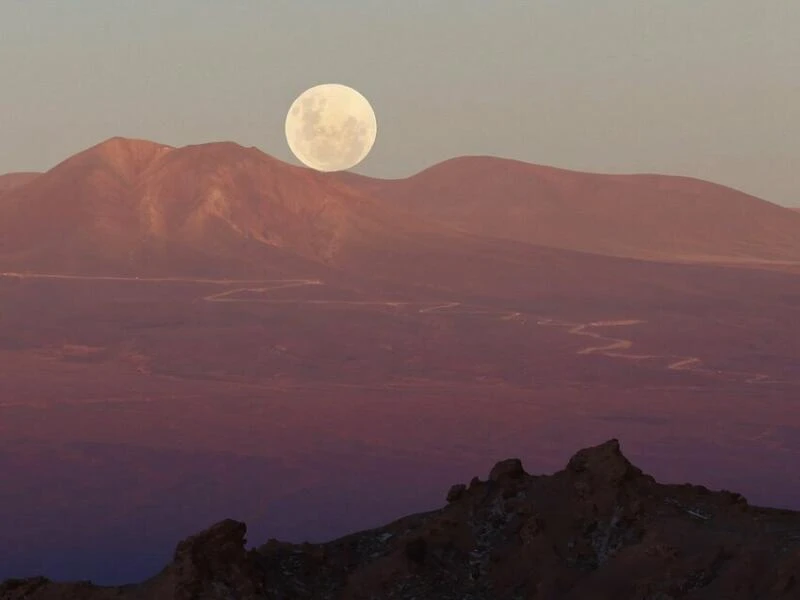 Mond über Atacama-Wüste