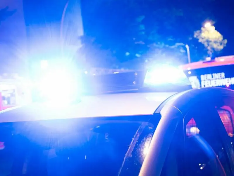 Ein Polizeiauto steht an einem Einsatzort