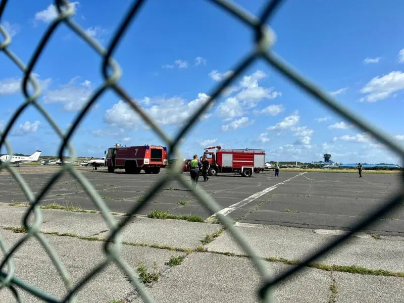 Klima-Demonstranten kleben sich auf Flughafen Sylt fest