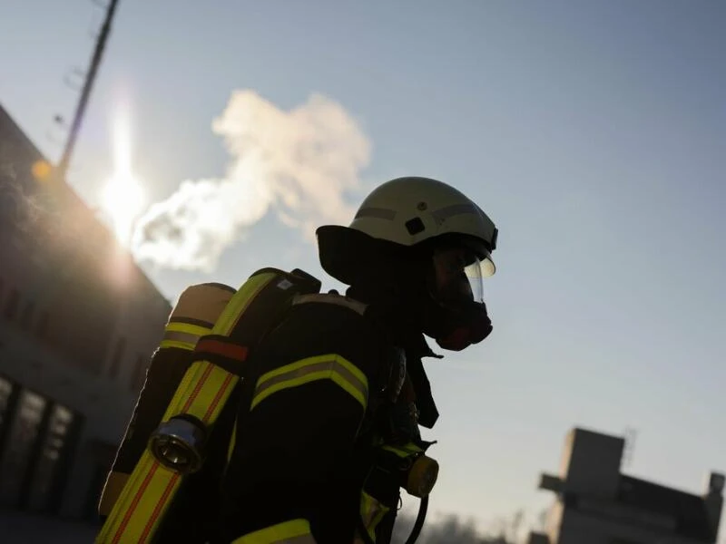 Ein Feuerwehrmann in Atemschutzausrüstung (Symbolbild)