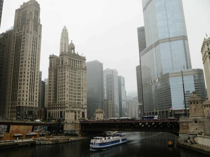 Chicago - Häuserschluchten am Kanal