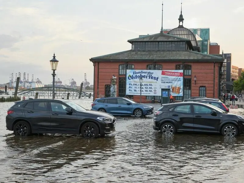 Hamburger Fischmarkt bei Sturmflut teils überspült