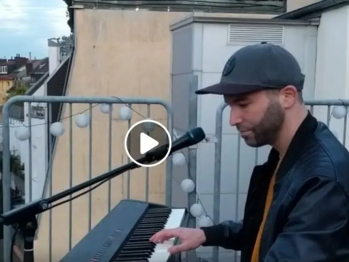 Der Düsseldorfer Künstler enkelsen singt auf dem Balkon und überträgt das via Facebook