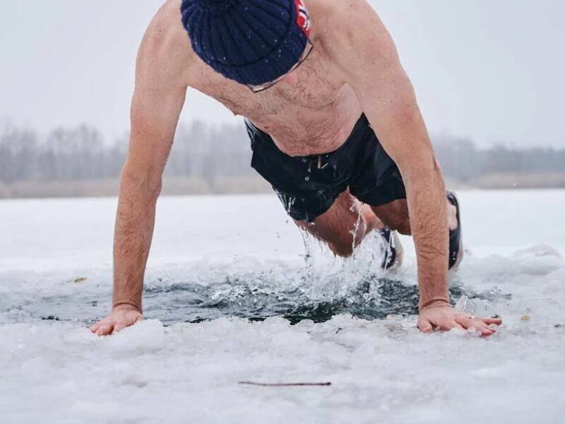 Mann beim Eisbaden