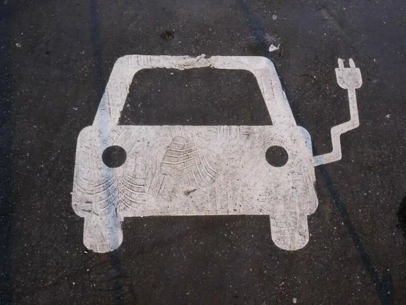 Parkplatz mit Lademöglichkeit für Elektroautos