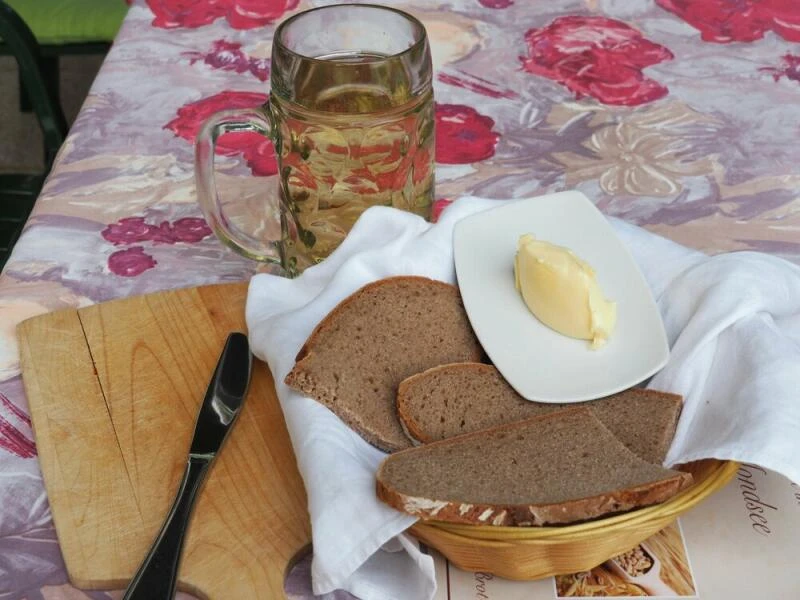 Brot, Butter und Bier stehen auf einem Tisch