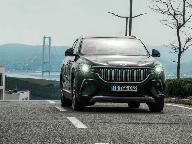 Ein Elektro-SUV Togg T10X auf der Straße