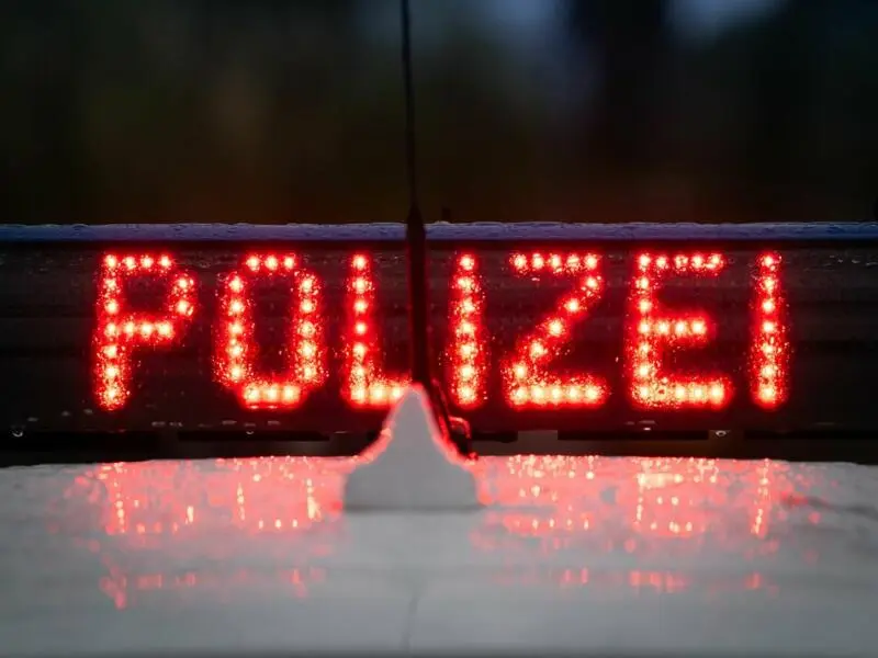 Ein LED-Schild auf dem Dach eines Polizeiautos