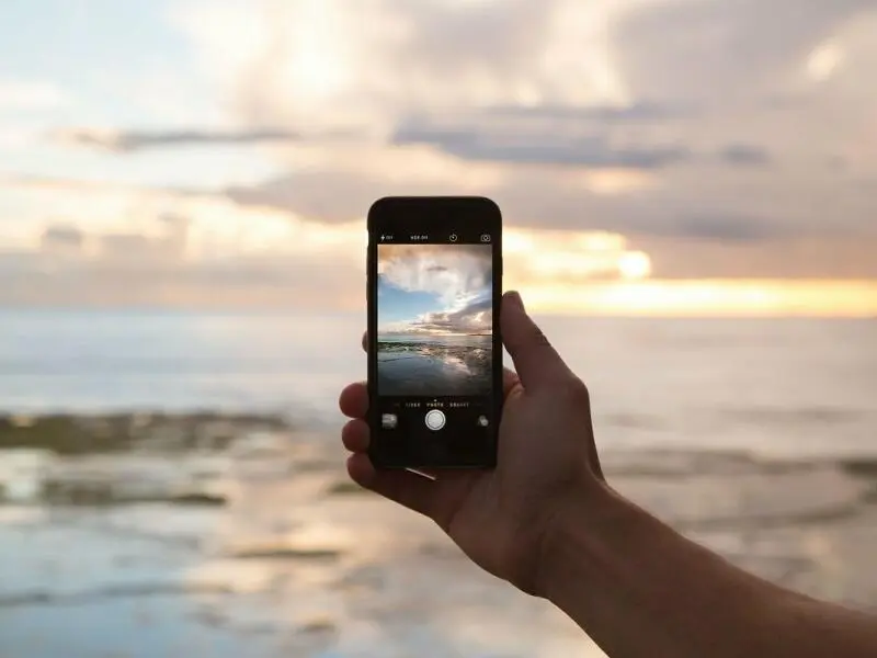 Hitze, Nässe und Sand: Darauf müssen Handy-Nutzer im Urlaub achten