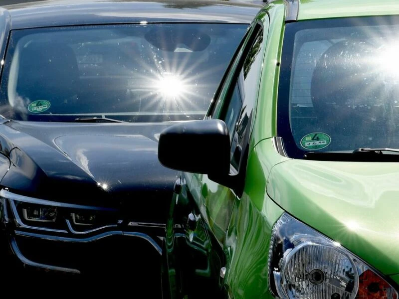 Autos stehen in der prallen Sonne