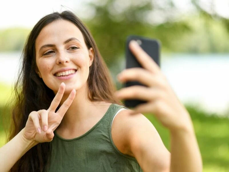 Frau fotografiert Selfie