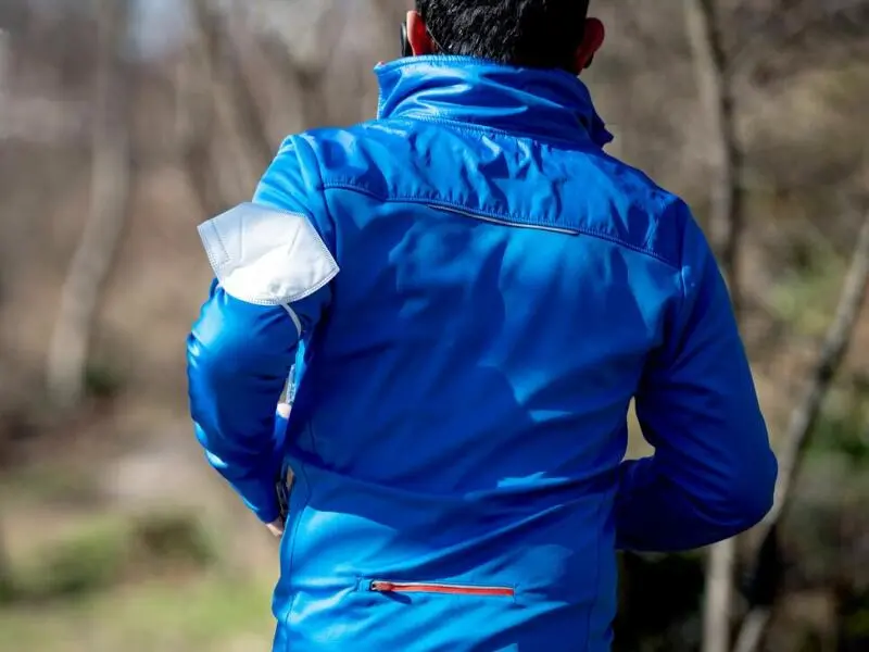 Ein Mann joggt in einem Park