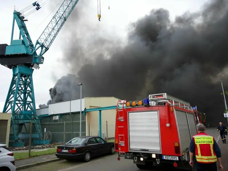 Halle mit Jacht brennt bei Werft am Nord-Ostseekanal