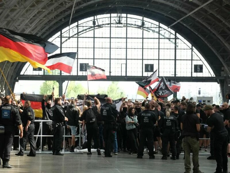 Teilnehmer einer rechtsextremen Demonstration gegen CSD Leipzig