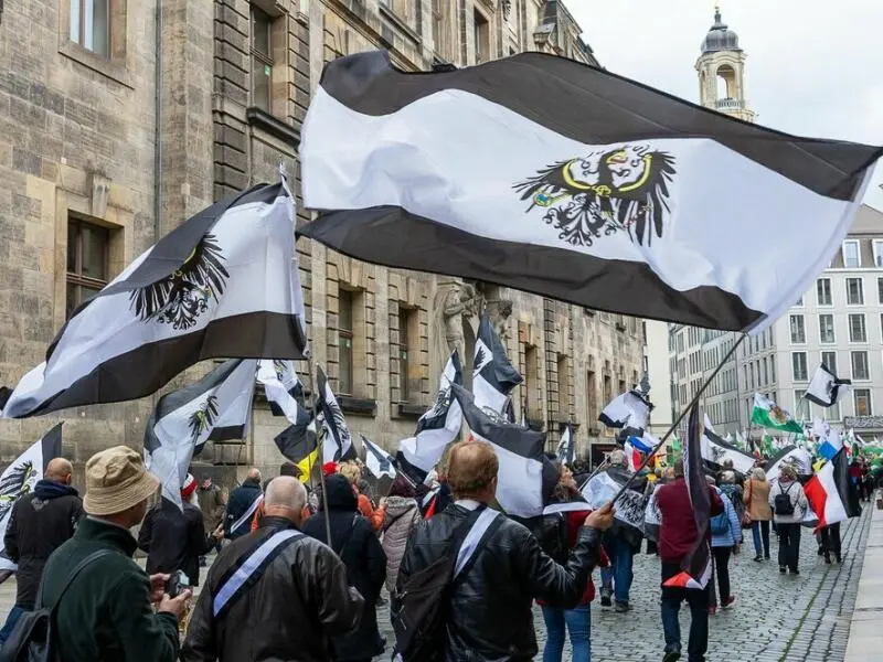 «Reichsbürger» bei einer Demonstration in Dresden
