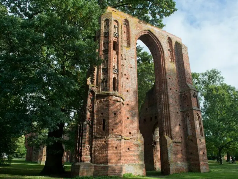 Torbögen in der Klosterruine Eldena bei Greifswald