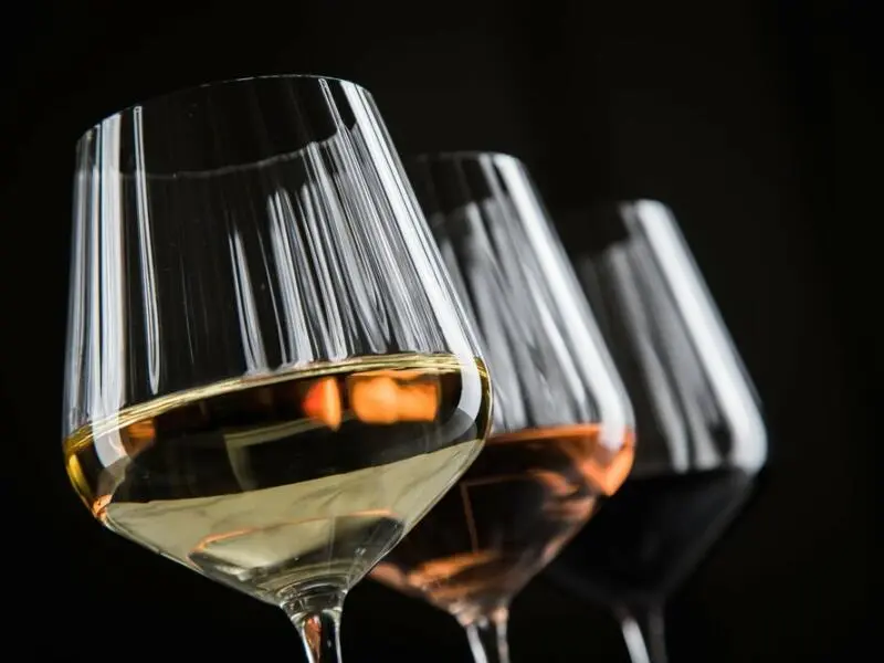 Drei Weingläser, die Weißwein, Roséwein und Rotwein enthalten