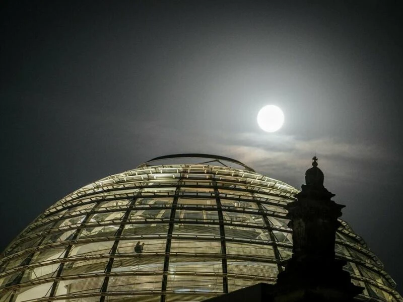 Vollmond über der Reichstagskuppel